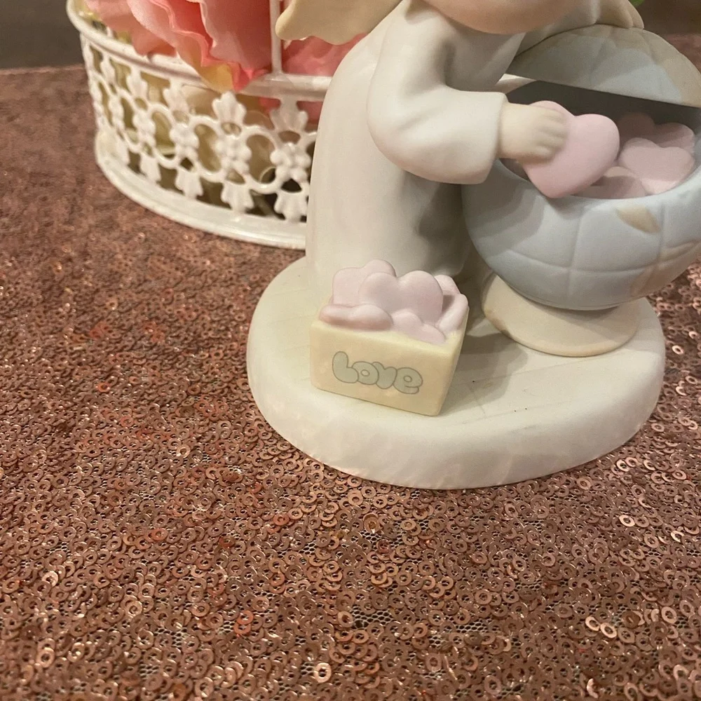 Precious moments figurine what the world needs is love #531065 - Picture 3 of 7